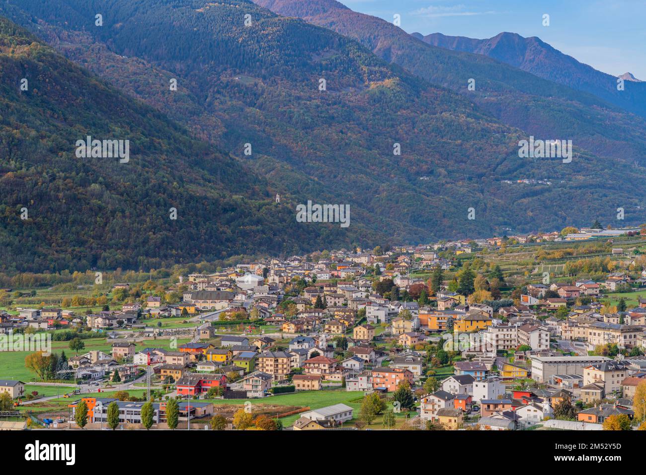 Vue aérienne de la vallée depuis Chiuro, Valtellina Italie, arrière-plan des alpes bergamaques et des préalpes Banque D'Images