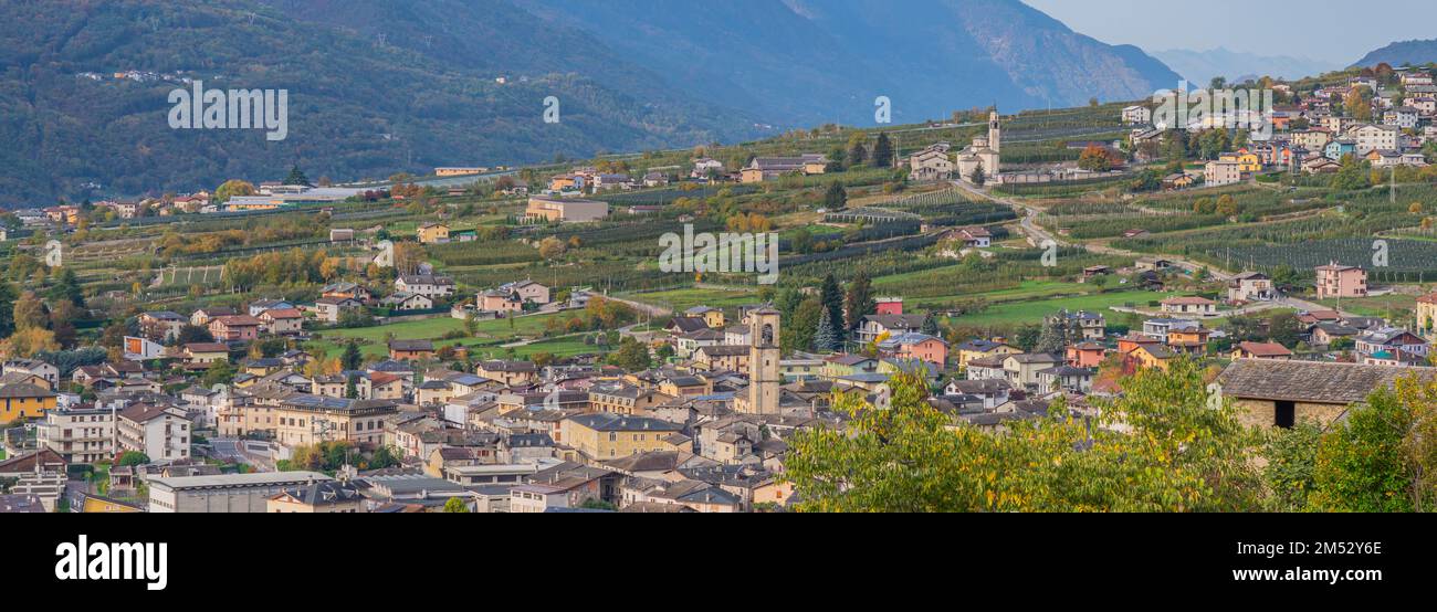 Vue aérienne de la vallée depuis Chiuro, Valtellina Italie, arrière-plan des alpes bergamaques et des préalpes Banque D'Images