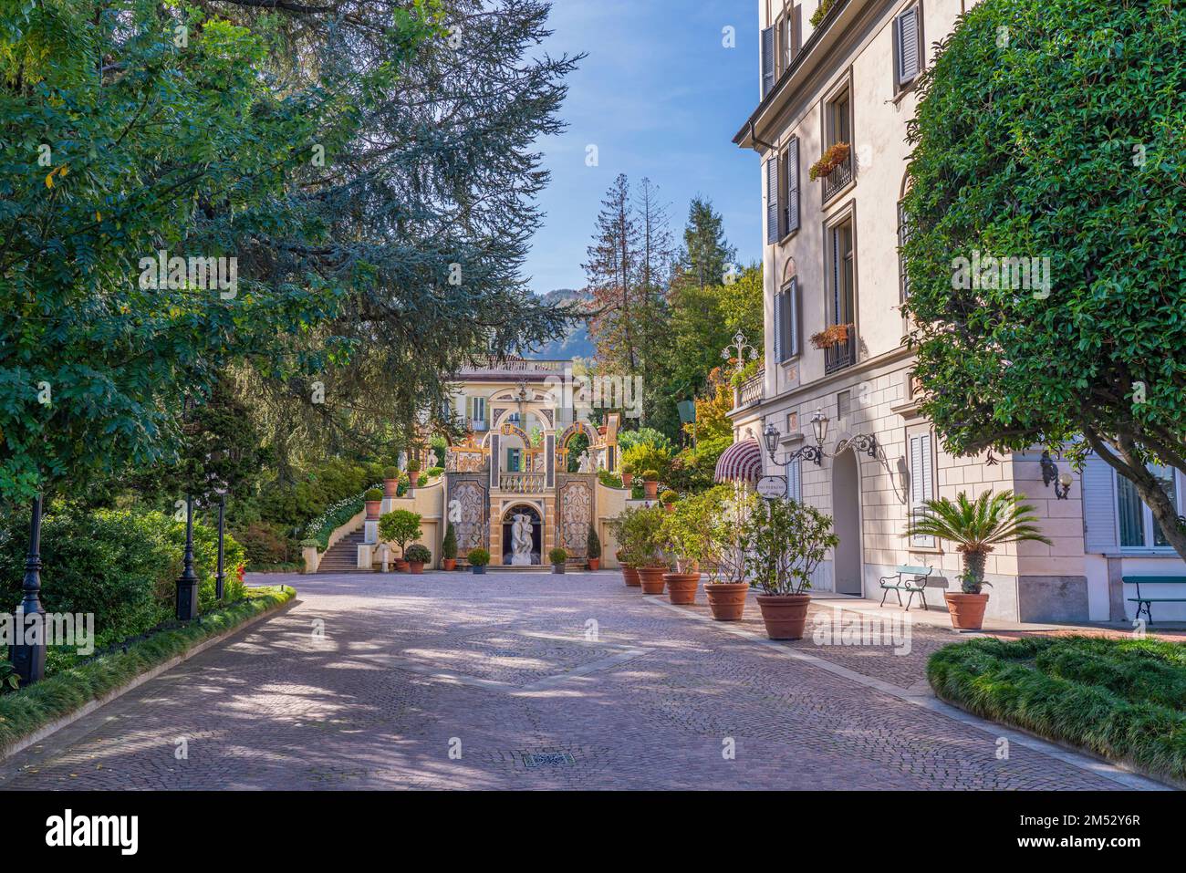 STRESA, ITALIE - OKTOBER 29. 2022: Jardin du Grand Hôtel des Iles Borromée au lac majeur à Stresa avec des skulptures Banque D'Images