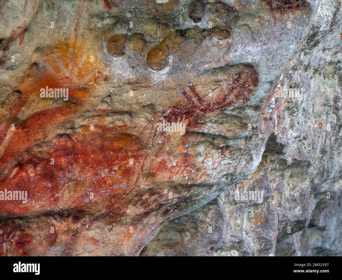 L'art rupestre ou les pétroglyphes étonnants dans les petites îles près de Kokas, Papouasie occidentale, Indonésie Banque D'Images