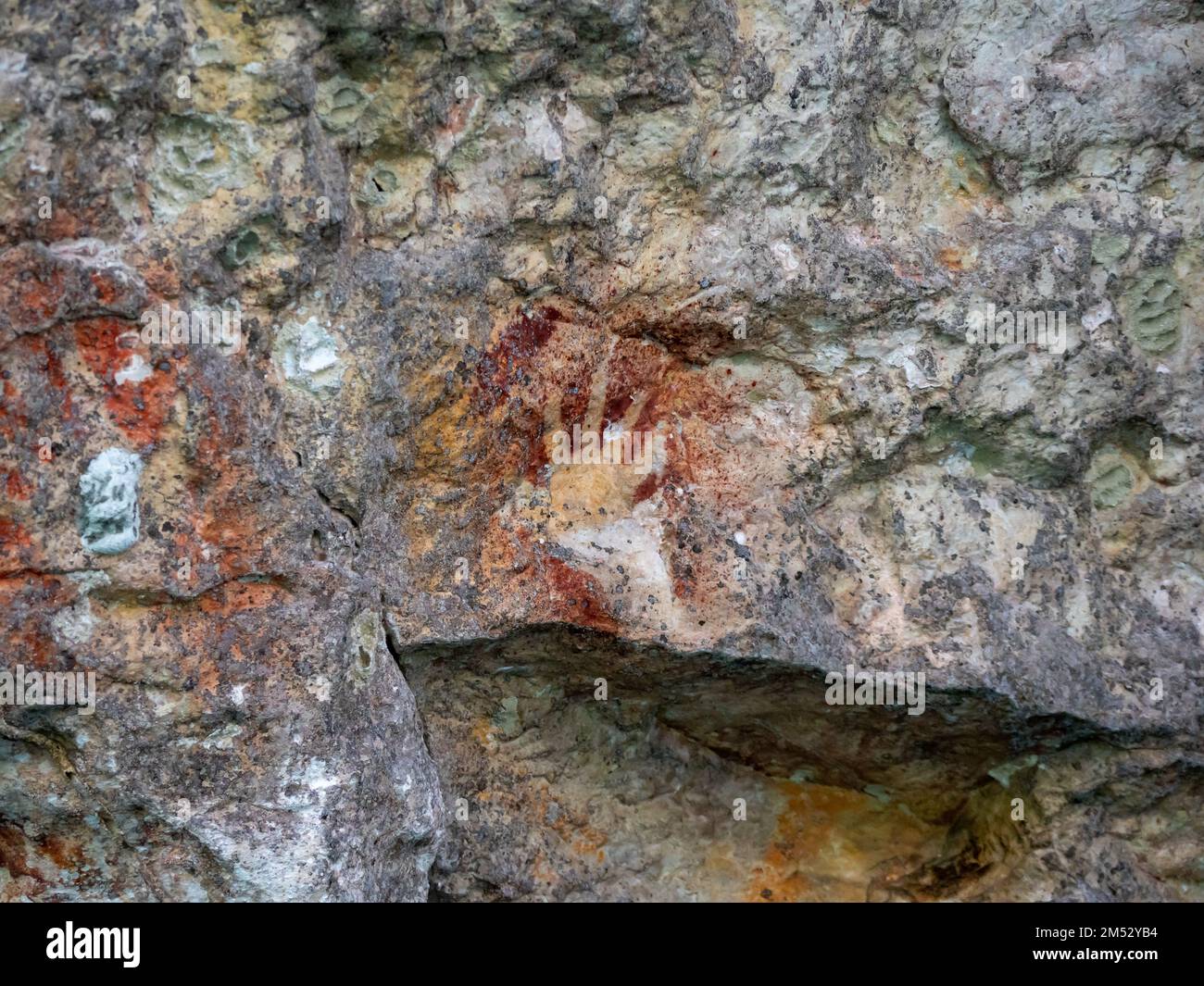 L'art rupestre ou les pétroglyphes étonnants dans les petites îles près de Kokas, Papouasie occidentale, Indonésie Banque D'Images