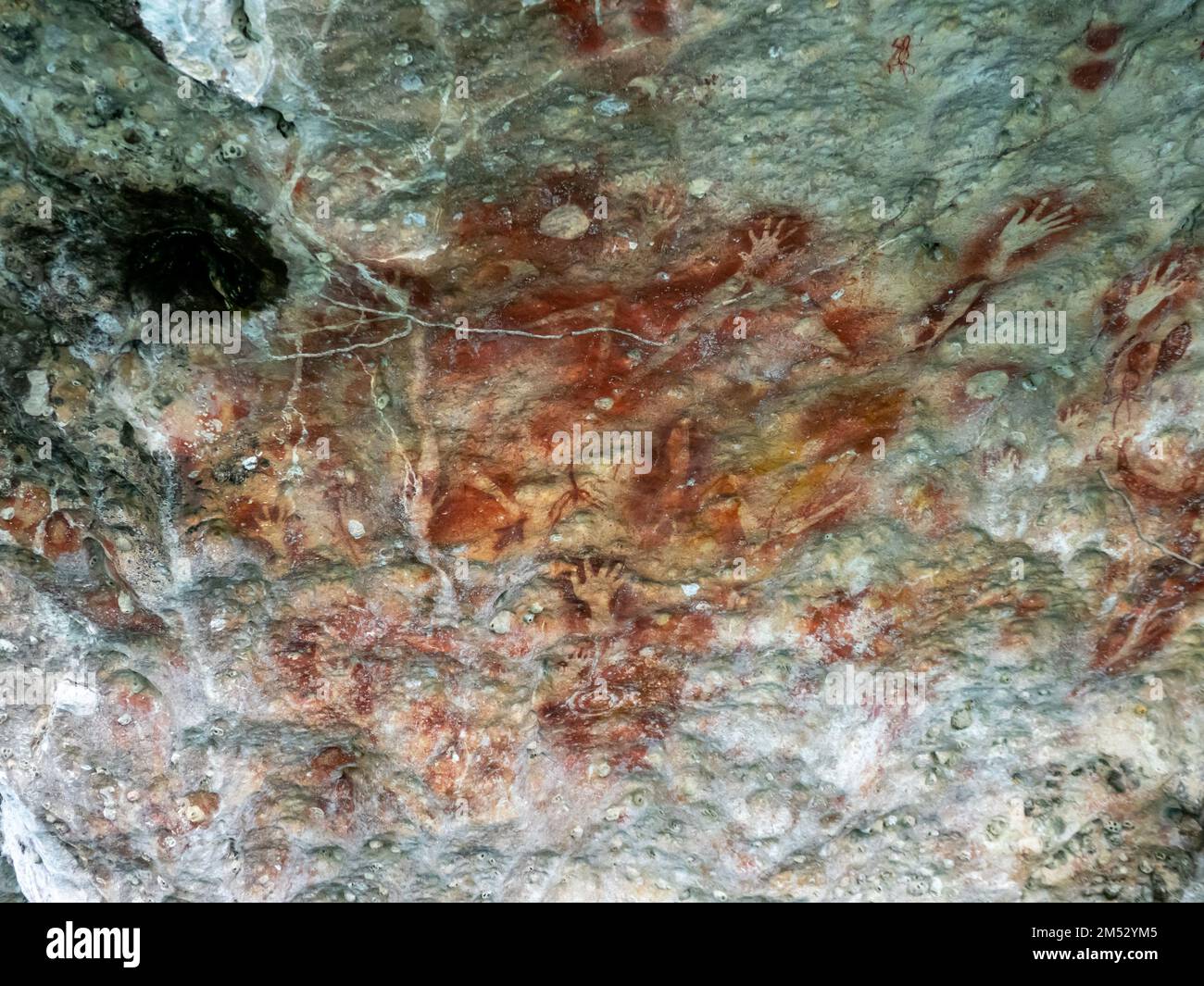 L'art rupestre ou les pétroglyphes étonnants dans les petites îles près de Kokas, Papouasie occidentale, Indonésie Banque D'Images