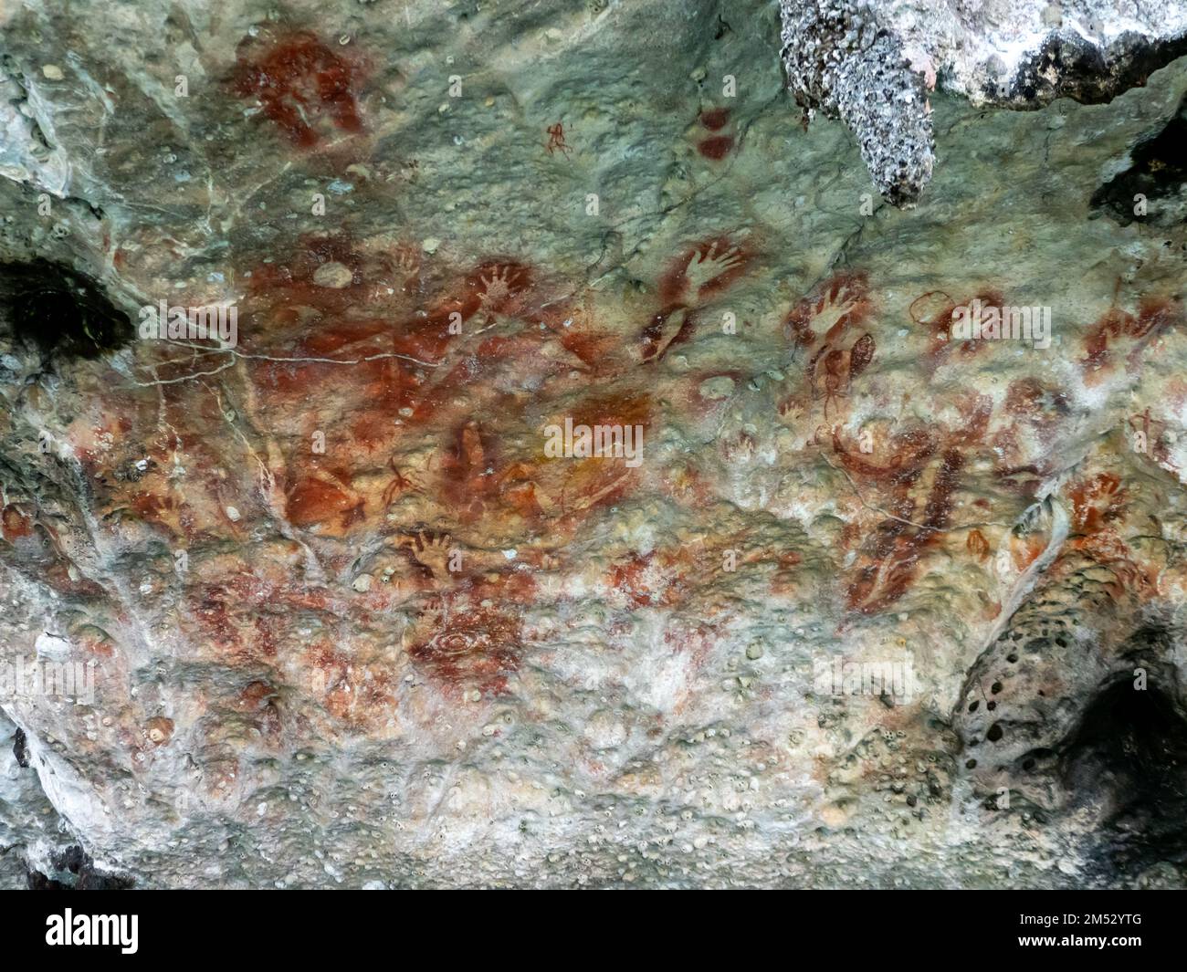 L'art rupestre ou les pétroglyphes étonnants dans les petites îles près de Kokas, Papouasie occidentale, Indonésie Banque D'Images