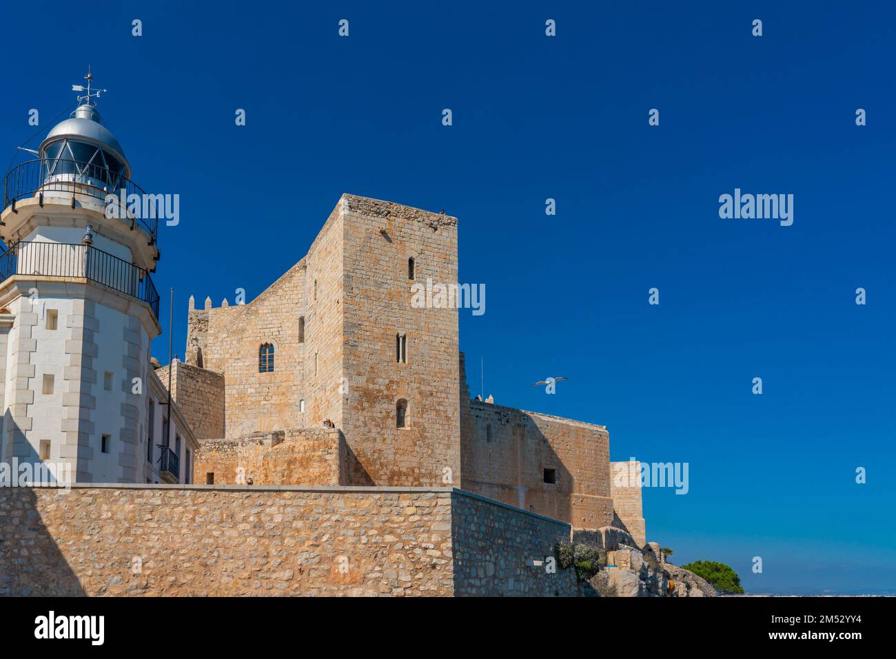 Château de Peniscola avec le phare de la costa del azahar à Castellon, communauté valencienne en Espagne Banque D'Images
