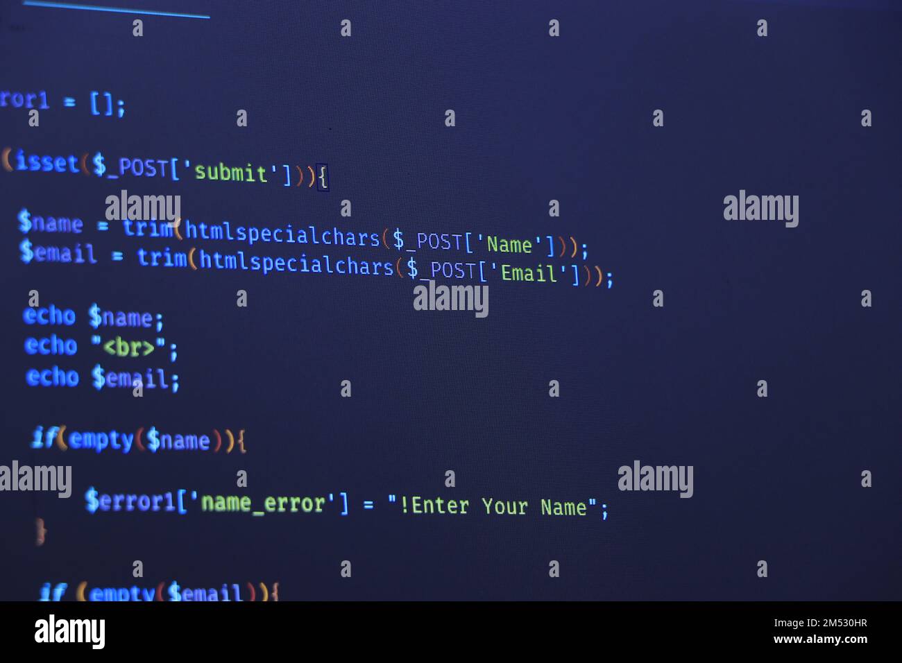 Programmeur codant python, Java script, code html sur l'écran de l'ordinateur portable à la maison. Travailler à domicile. Banque D'Images