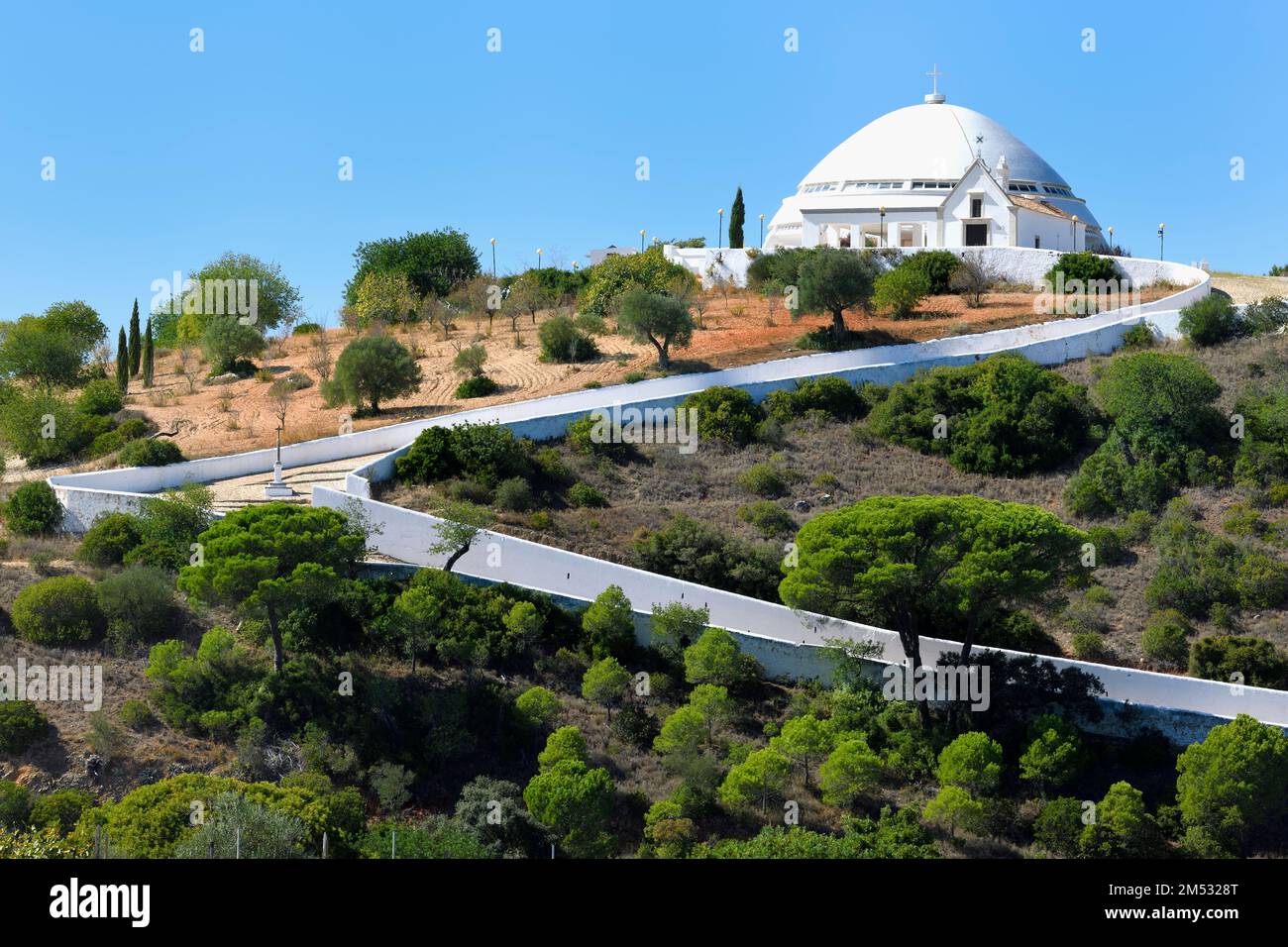 Vue sur le sanctuaire notre-Dame de la Miséricorde, Loule, Faro, Algarve, Portugal Banque D'Images