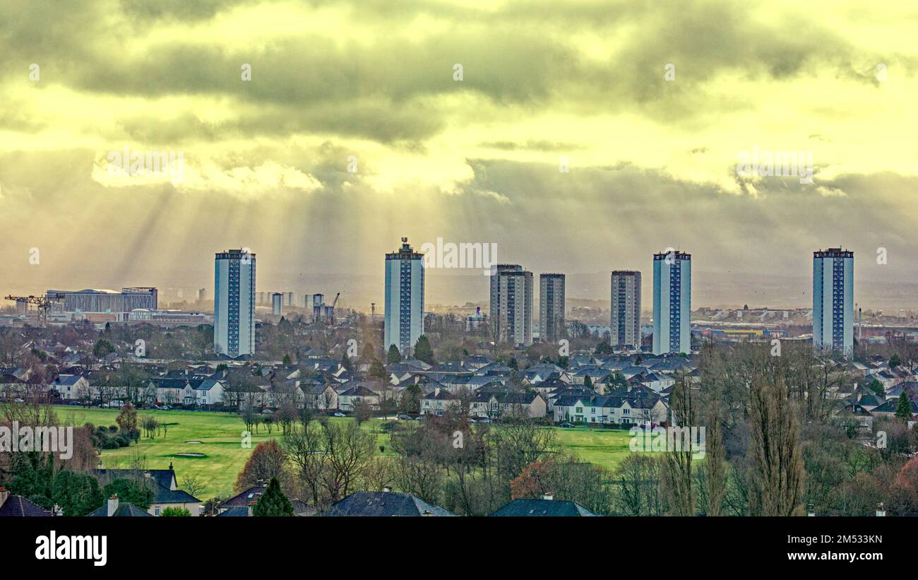 Glasgow, Écosse, Royaume-Uni 25th décembre 2022. Météo au Royaume-Uni: Le jour de Noël dieu raies, rayons de soleil ou rayons crépusculaires au-dessus des tours de scotstoun et le parcours de golf de knightswood que la ville souffre d'une journée nuageuse. Crédit Gerard Ferry/Alay Live News Banque D'Images