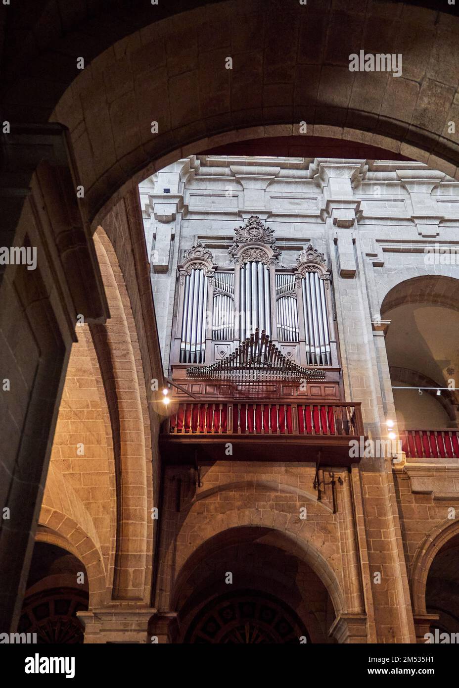 Un cliché vertical de la musique de l'orgue à l'intérieur d'une église sur le balcon Banque D'Images