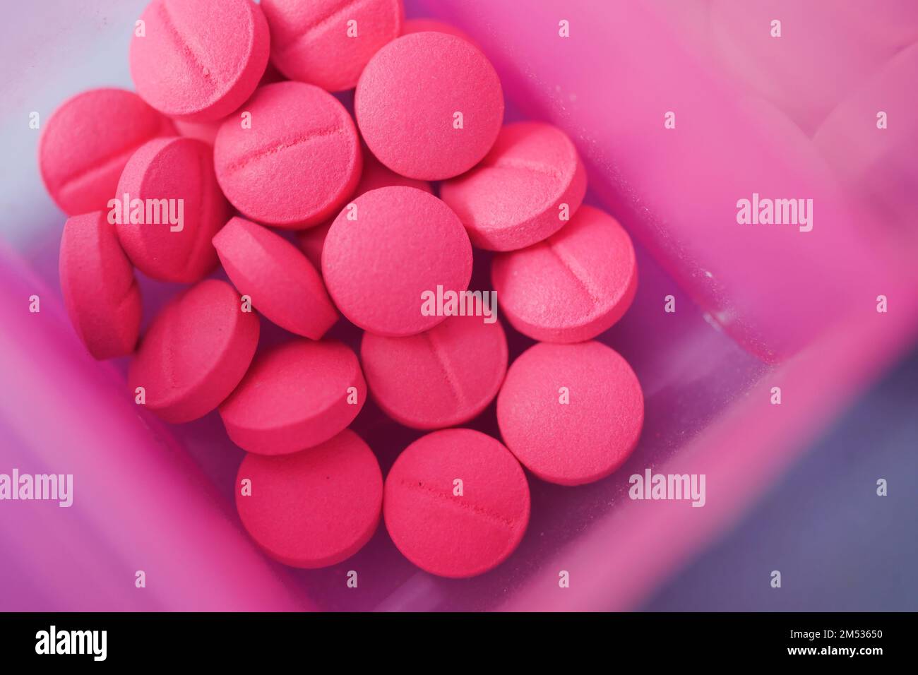 gros plan de pilules médicales de couleur rose dans une boîte de pilules sur la table Banque D'Images
