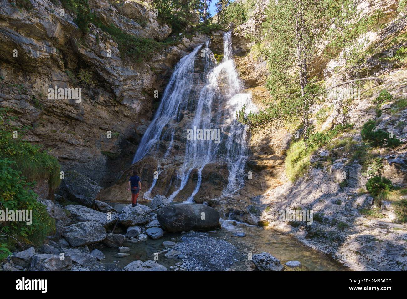 Randonneur debout à la belle cascade de la rivière Gave de Tourettes