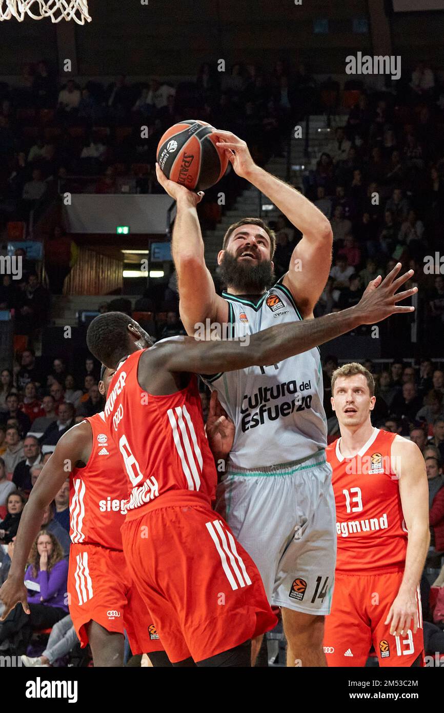 2022/2023 FIBA Euroligue | München FC Bayern vs Valencia basket Club. DUBLJEVIC Bojan (Valencia basket Club VBC14). HUNTER Othello (FC Bayern Münch Banque D'Images