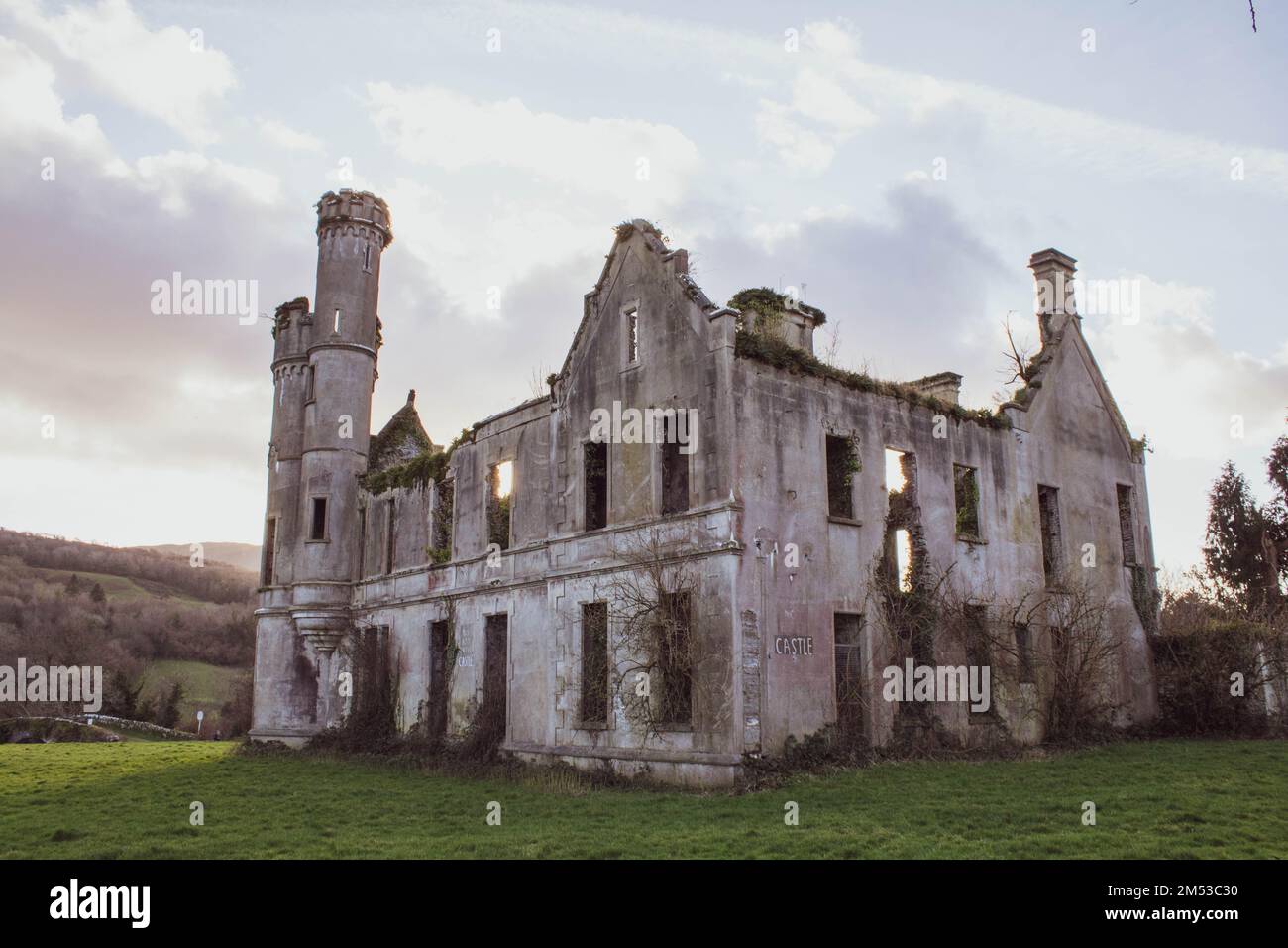 Vue panoramique sur le château d'Artdully situé dans le comté de Kenmare en Irlande Banque D'Images
