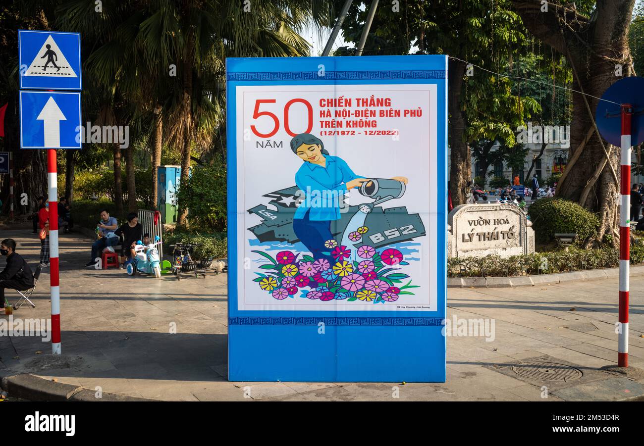 Une affiche de propagande communiste dans le centre de Hanoï, au Vietnam, commémorant le 50th anniversaire du bombardement de Noël de la ville par les États-Unis en 1972. Op Banque D'Images