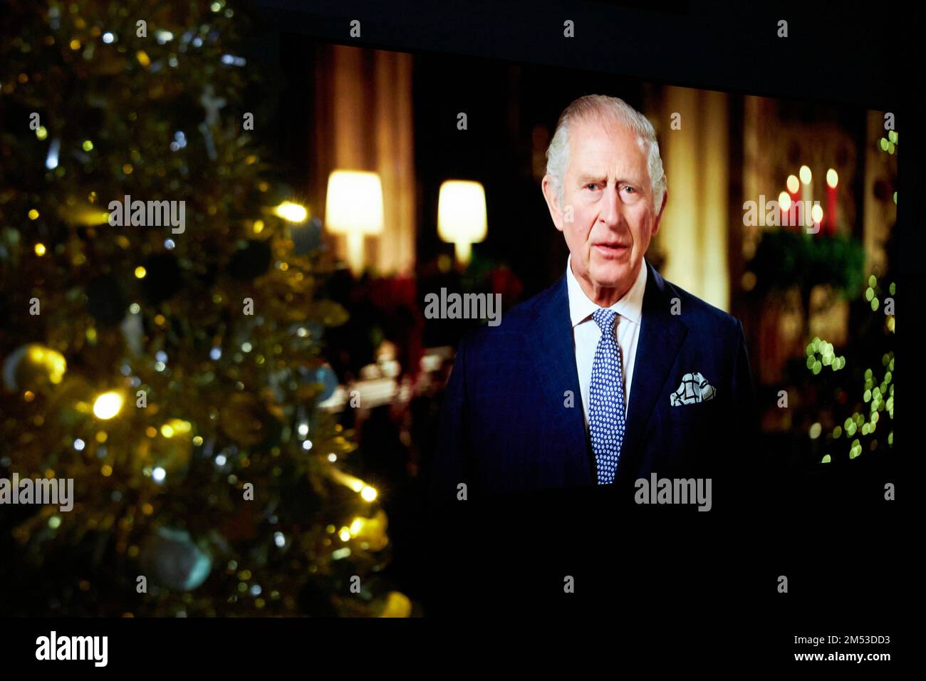 Regarder le roi Charles III comme il livre son premier message télévisé de Noël 25th décembre 2022 Banque D'Images