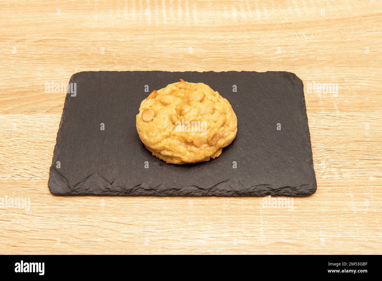 Délicieux dessert sucré aux biscuits avec beurre d'arachide sur une assiette en ardoise noire Banque D'Images