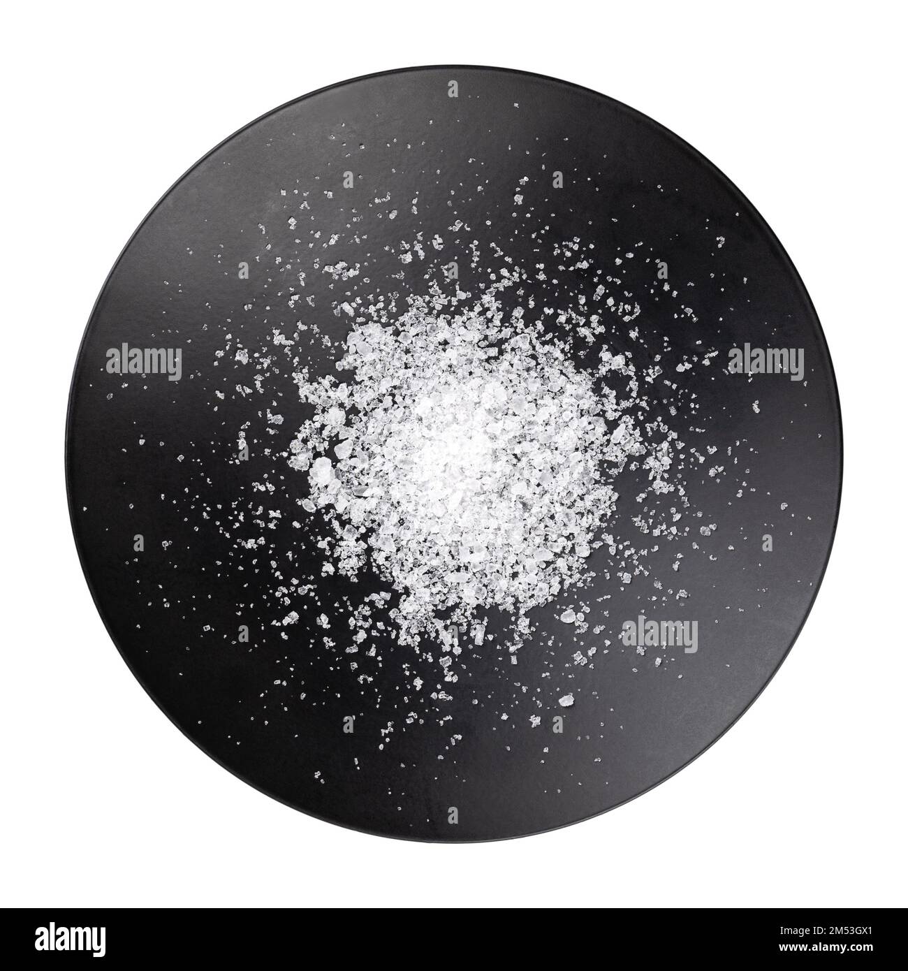 Sel de mer, fleur de sel, dans un bol plat noir. Aussi connu sous le nom de flor de sal, un sel qui forme une croûte mince et délicate sur l'eau de mer qui s'évapore. Banque D'Images