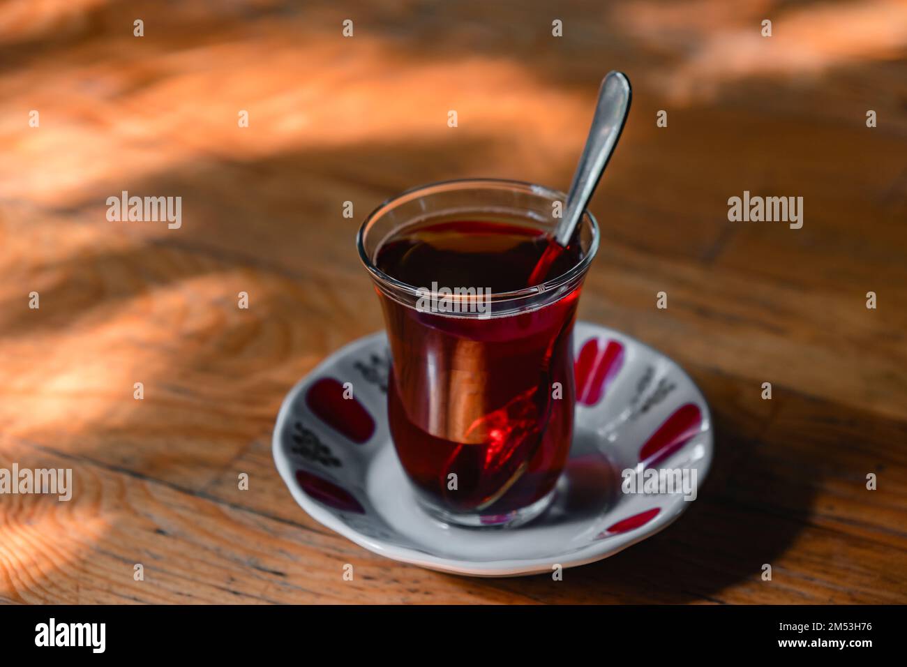 Tasse de thé turc sur une table en bois dans un café. Banque D'Images
