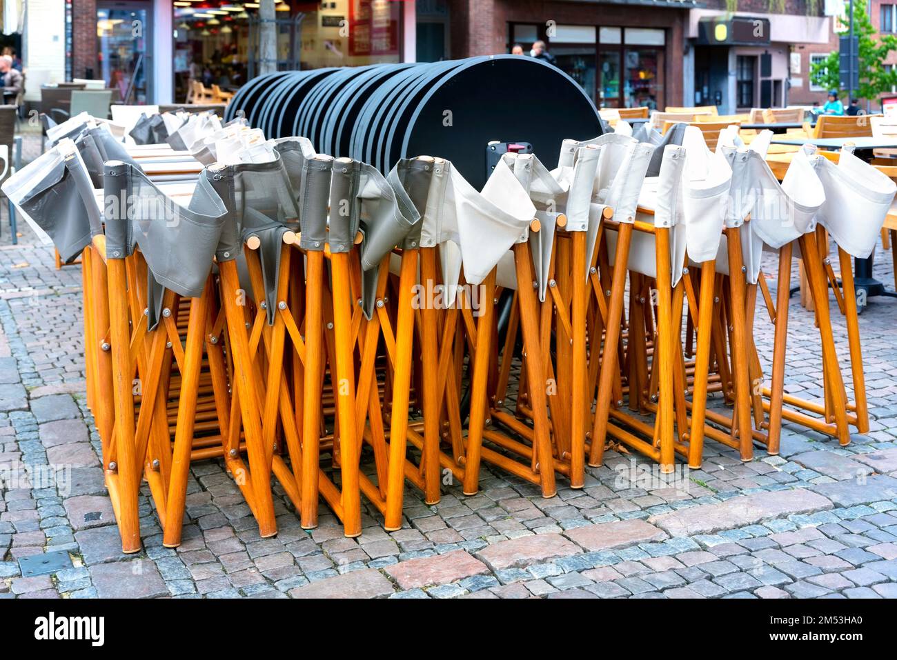 Chaises et tables pliées dans le centre-ville d'Aix-la-Chapelle Banque D'Images