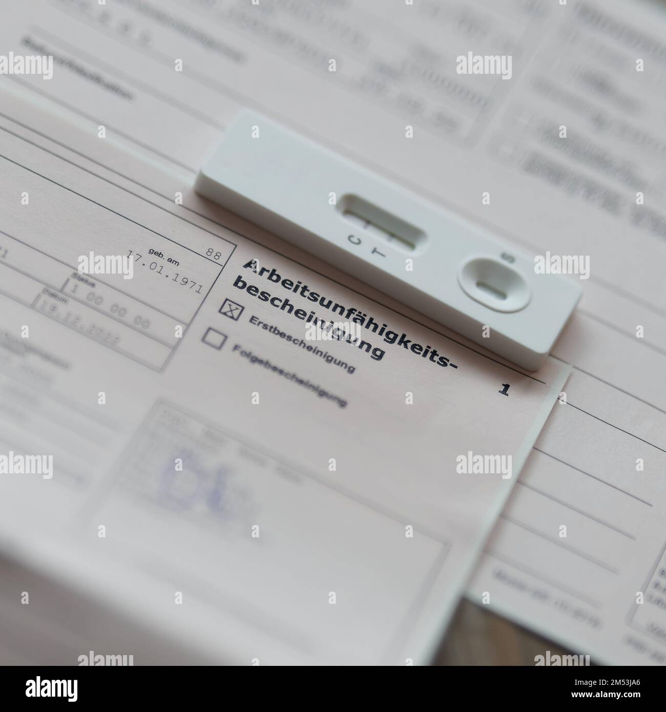 Certificat d'incapacité de travail après un test Corona positif pour l'employeur avec l'inscription allemande Arbeitsunfaehigkeitsbescheinigung. Banque D'Images