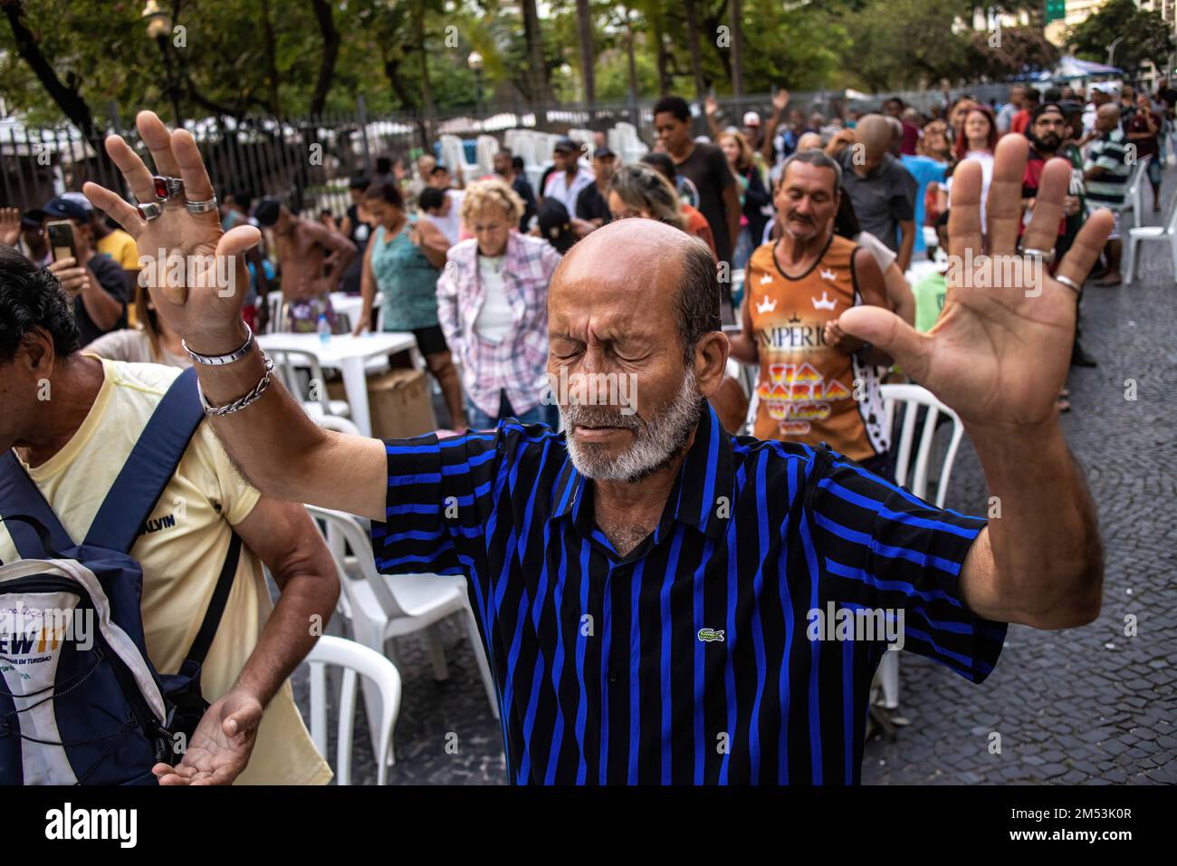 Rio de Janeiro, Brésil. 24th décembre 2022. Les sans-abri prient avant de recevoir un dîner de charité le soir de Noël. Dîner de Noël pour les sans-abri dans le centre de Rio de Janeiro. 150 volontaires sous l'église baptiste se sont mobilisés sur la place Largo de Carioca pour servir le dîner de Noël pour les personnes qui vivent dans les rues du centre de Rio de Janeiro. Depuis 15 ans, l'église baptiste organise cet événement pour les sans-abri. Dans la deuxième plus grande ville du Brésil, environ 15 000 000 personnes vivent dans les rues sans domicile. (Photo par Antonio Cascio/SOPA Images/Sipa USA) crédit: SIPA USA/Alay Live News Banque D'Images