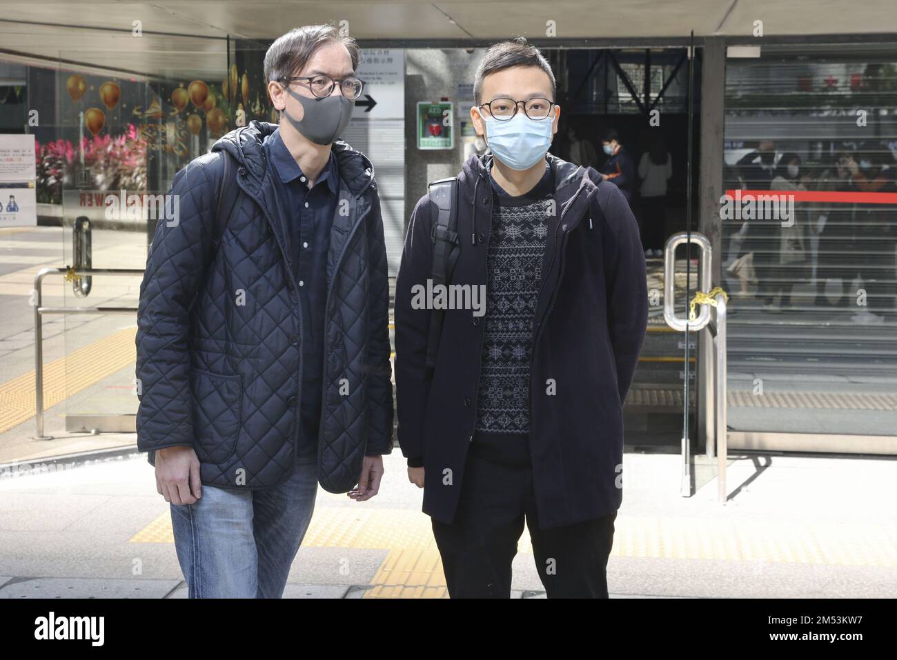 (De gauche à droite) l'ancien rédacteur en chef de Stand News, Chung Pui-kuen, et l'ancien rédacteur en chef de Stand News, Patrick Lam Shiu-tung, quittent WAN Chai court après avoir perdu leur tentative de faire sortir leur procès de sédition du tribunal. Les anciens principaux éditeurs du site non-fermé de nouvelles de Stand font face à une charge de complot pour publier et reproduire des publications sédimentaires liées à 17 articles.22DEC22 SCMP/ Edmond SO Banque D'Images