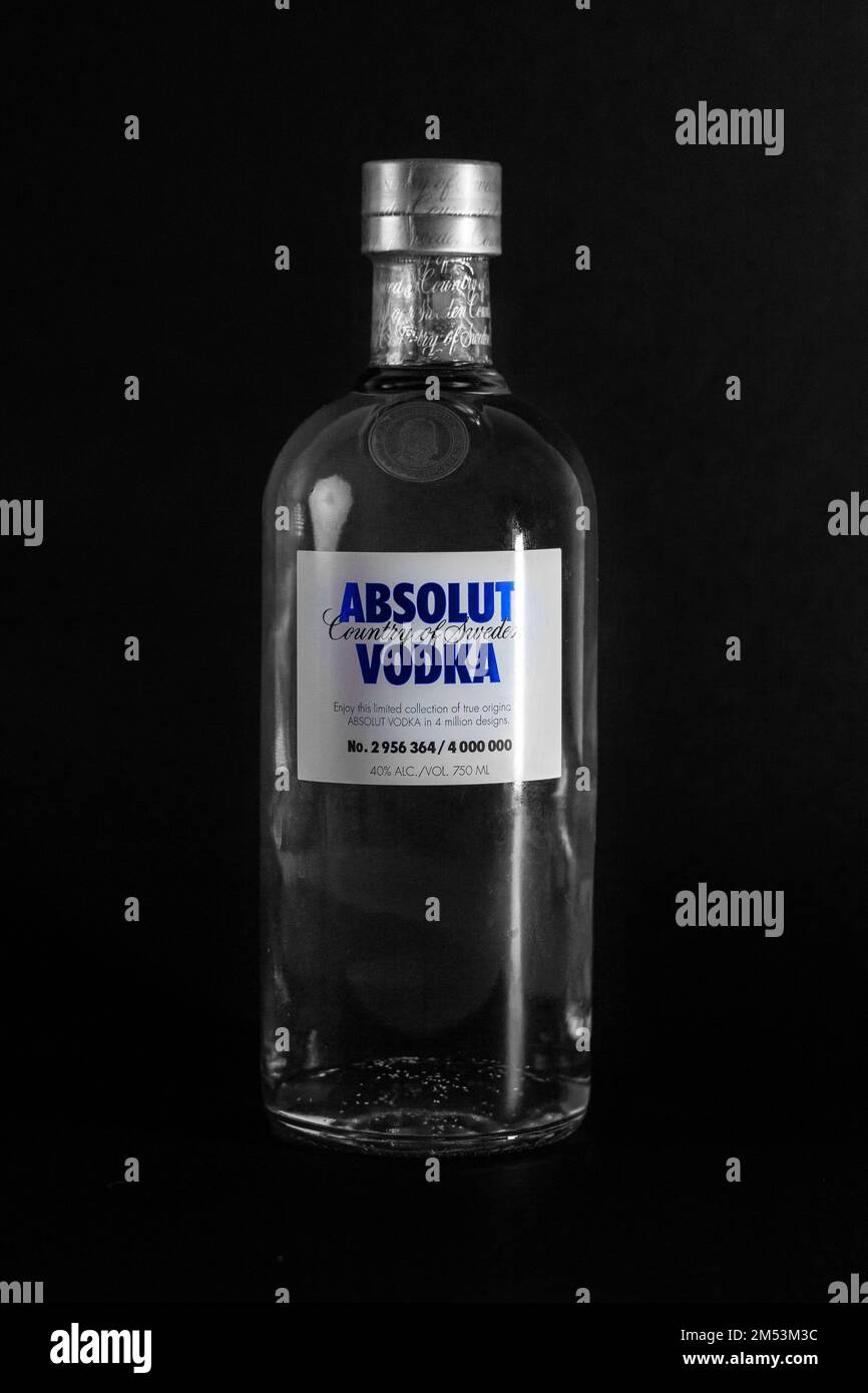 Un cliché vertical d'une bouteille de Vodka Absolut en édition limitée placée devant un fond noir Banque D'Images