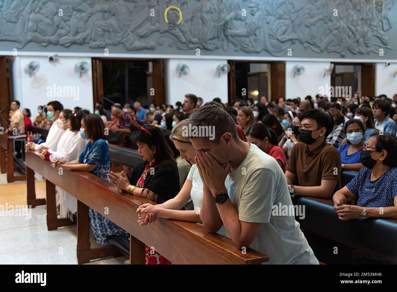 Bangkok, Thaïlande. 25th décembre 2022. Les dévotés catholiques prient pendant la messe de Noël à l'église du Saint Rédempteur à Bangkok. (Credit image: © Peerapon Boonyakiat/SOPA Images via ZUMA Press Wire) Credit: ZUMA Press, Inc./Alamy Live News Banque D'Images