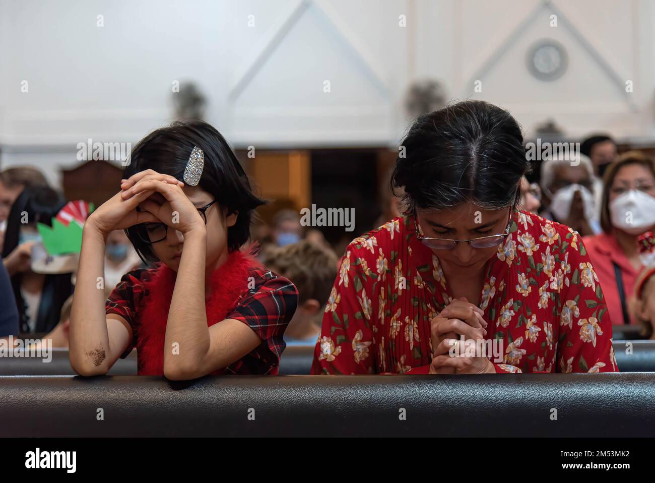 Bangkok, Thaïlande. 25th décembre 2022. Les dévotés catholiques prient pendant la messe de Noël à l'église du Saint Rédempteur à Bangkok. (Credit image: © Peerapon Boonyakiat/SOPA Images via ZUMA Press Wire) Credit: ZUMA Press, Inc./Alamy Live News Banque D'Images