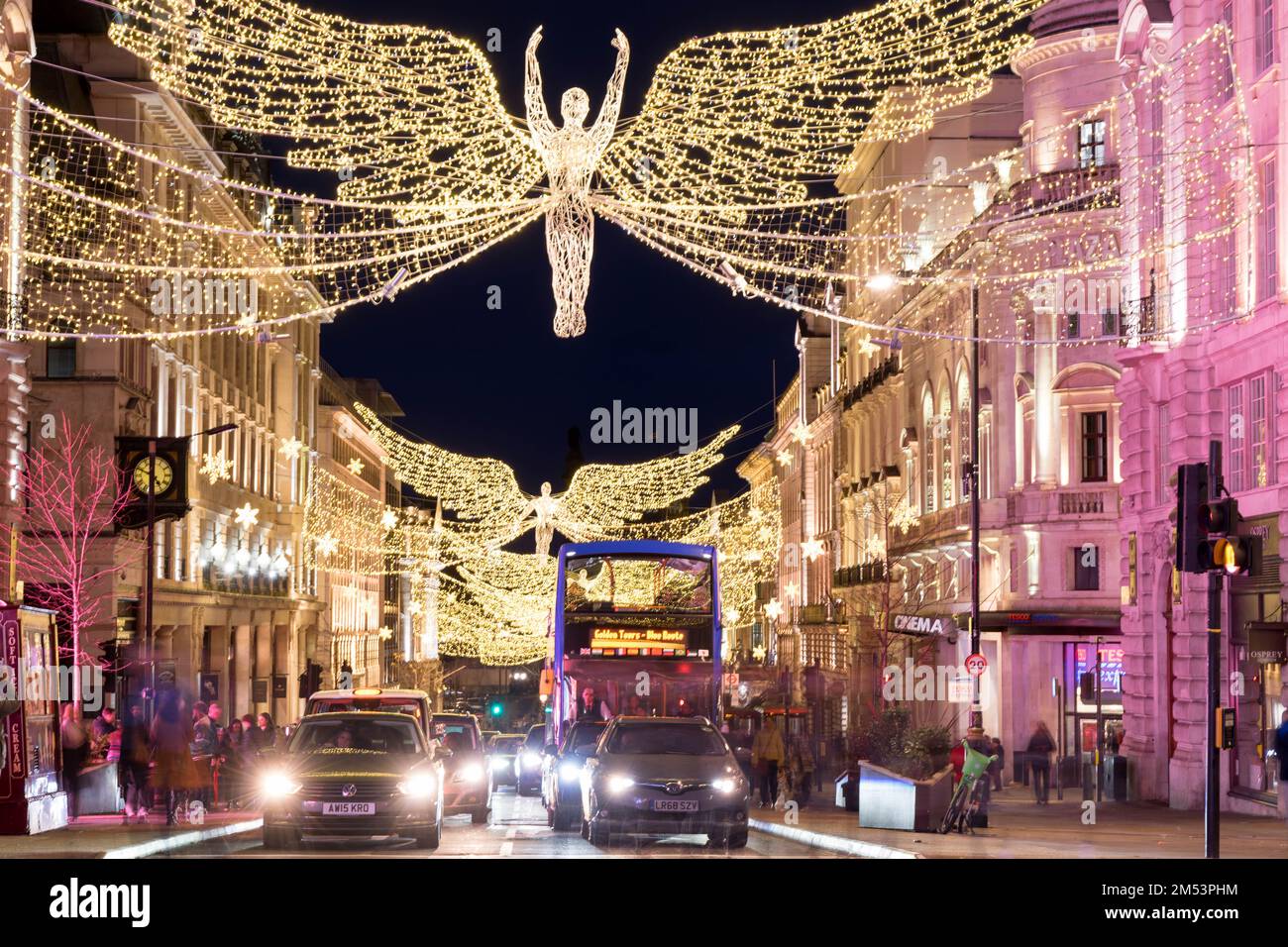 Londres Royaume-Uni 25th décembre 2022. Le jour de Noël, les touristes et les résidents locaux de près et de loin affluent à Londres westend, a rencontré des trafics lents le long de Regent Street décoré avec des lumières de Noël, Londres Angleterre Royaume-Uni . Crédit : glosszoom/Alamy Live News Banque D'Images