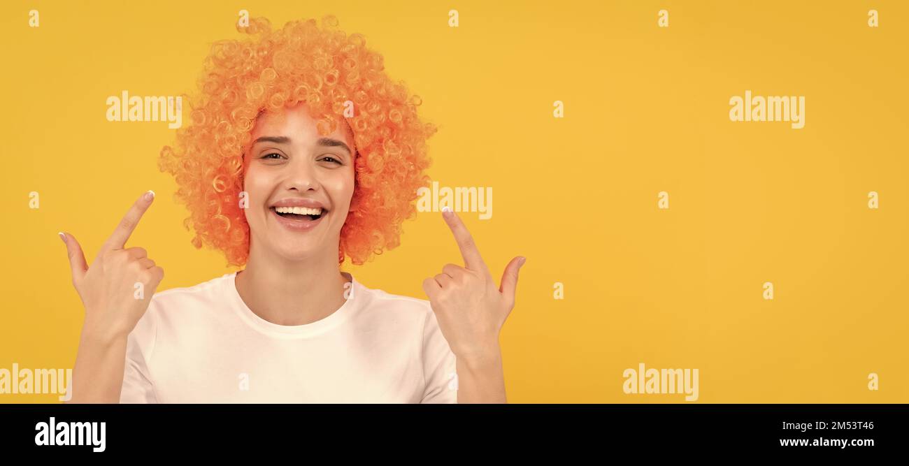 Perruque de fête. Femme isolée visage portrait, bannière avec espace de copie. Filles fête d'anniversaire. Heureuse femme drôle dans la perruque. exprimer des émotions positives. Banque D'Images