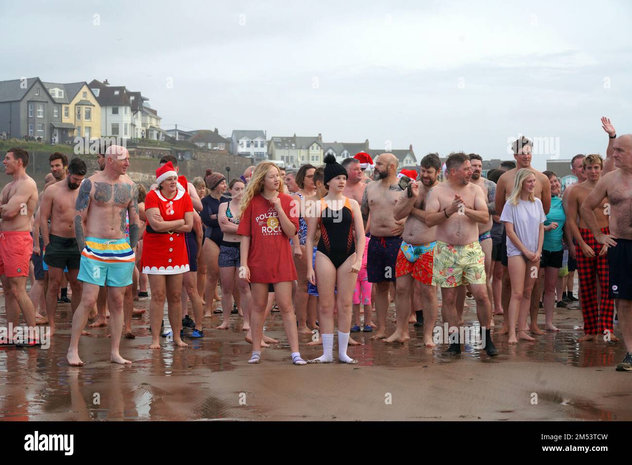 Bude, Cornwall, 25th décembre 2022, Royaume-Uni: APPOX 600 personnes ont bravé le temps d'hiver pour recueillir de l'argent pour le plus vieux club de surf salvant de la vie au Royaume-Uni. Les membres du club de sauvetage de Bude ont facilité la natation en la rendant sûre pour les participants. Tous les âges y ont participé. Crédit : Natasha Quarmby/Alay Live News Banque D'Images