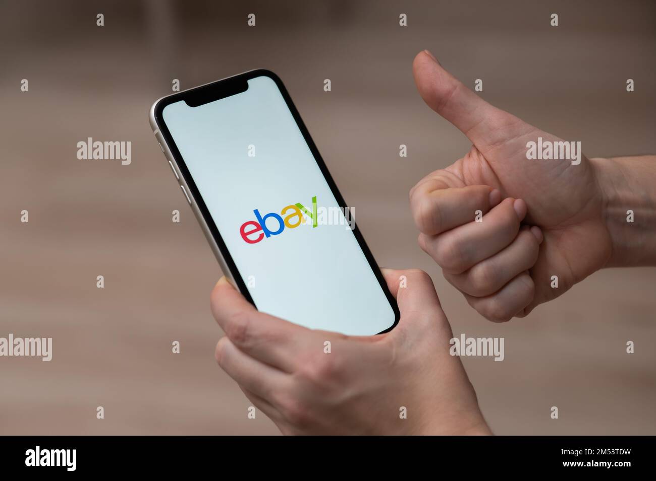 3 décembre 2022, Almaty, Kazakhstan: Une femme tient un smartphone avec une application eBay et montre un pouce vers le haut. Banque D'Images 3 décembre 2022, Almaty, Kazakhstan: Une femme tient un smartphone avec une application eBay et montre un pouce vers le haut. Banque D'Images