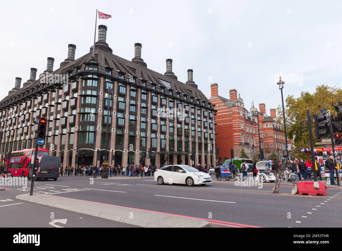 Londres, Royaume-Uni - 31 octobre 2017: Vue sur la rue de Londres, les gens ordinaires marchent dans la rue près de la maison de Portcullis Banque D'Images