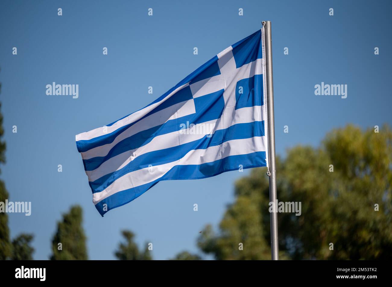 Drapeau grec volant d'un poteau Banque D'Images