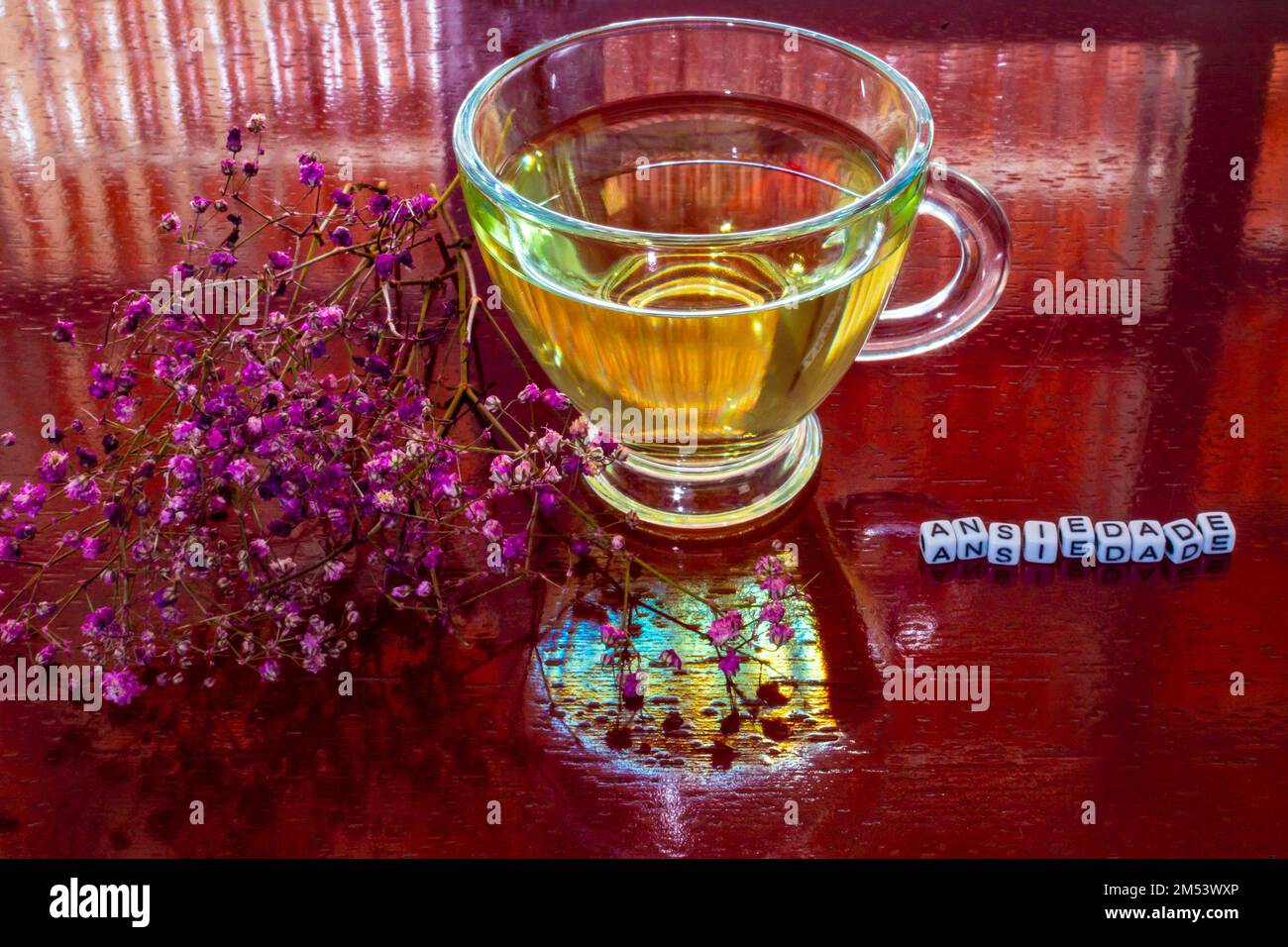 Goiania, Goiás, Brésil – 25 décembre 2022: Une tasse de verre avec thé
