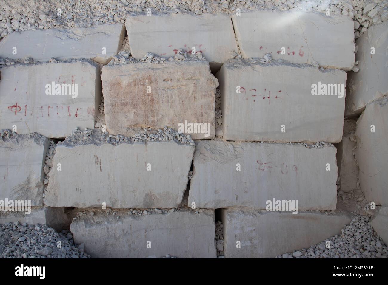 Pierre de marbre blanc en blocs, juste excavé de la mine avec des machines lourdes, prêt pour le traitement ultérieur jusqu'au produit final. Chaque bloc de pierre est de 5T. Banque D'Images