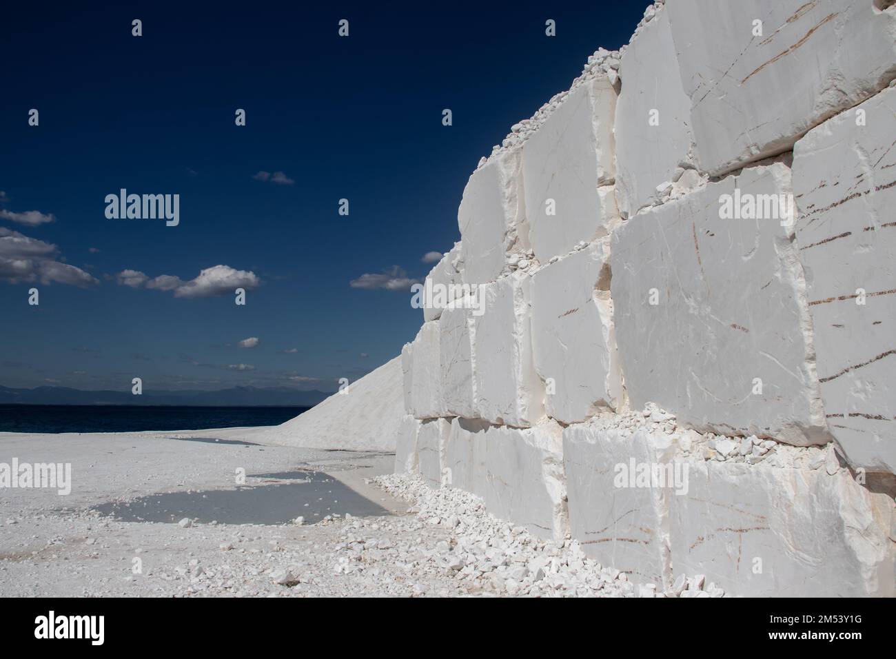 Pierre de marbre blanc en blocs, juste excavé de la mine avec des machines lourdes, prêt pour le traitement ultérieur jusqu'au produit final. Chaque bloc de pierre est de 5T. Banque D'Images