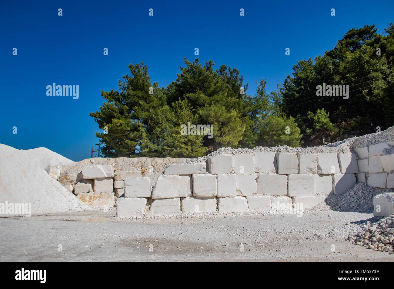 Pierre de marbre blanc en blocs, juste excavé de la mine avec des machines lourdes, prêt pour le traitement ultérieur jusqu'au produit final. Chaque bloc de pierre est de 5T. Banque D'Images