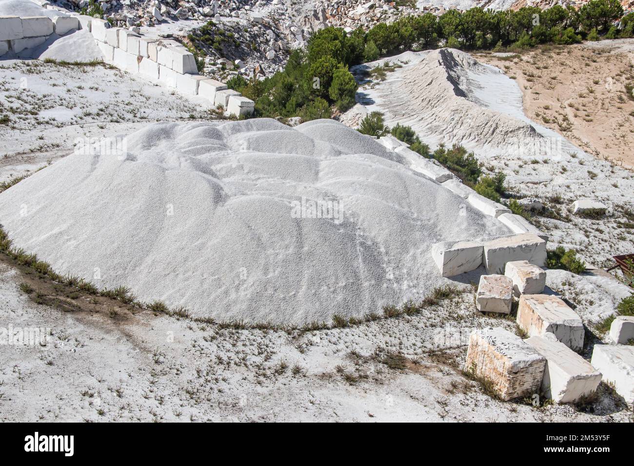 Pierre de marbre blanc en blocs, juste excavé de la mine avec des machines lourdes, prêt pour le traitement ultérieur jusqu'au produit final. Chaque bloc de pierre est de 5T. Banque D'Images