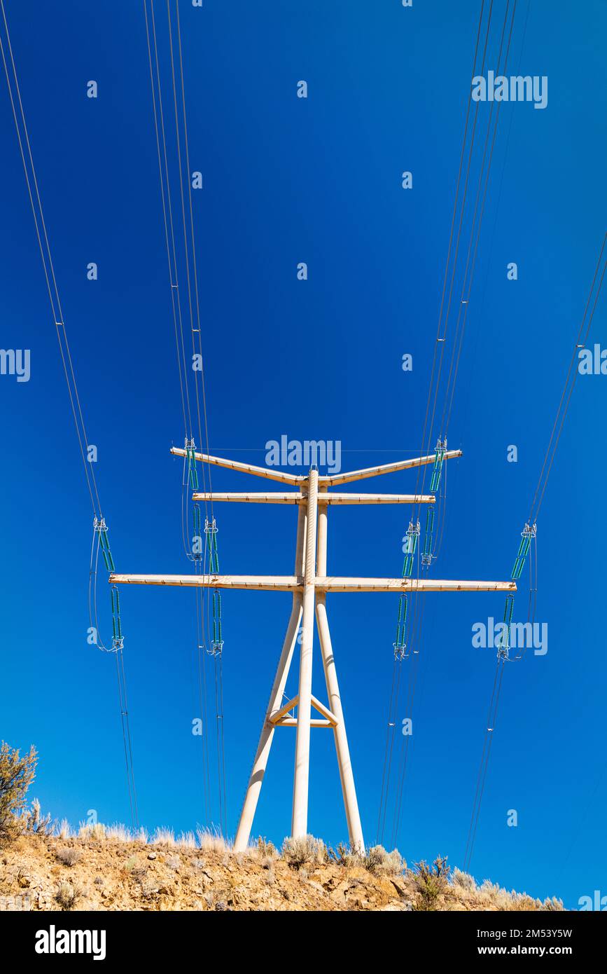 Des lignes de transmission électrique sont reliées au barrage