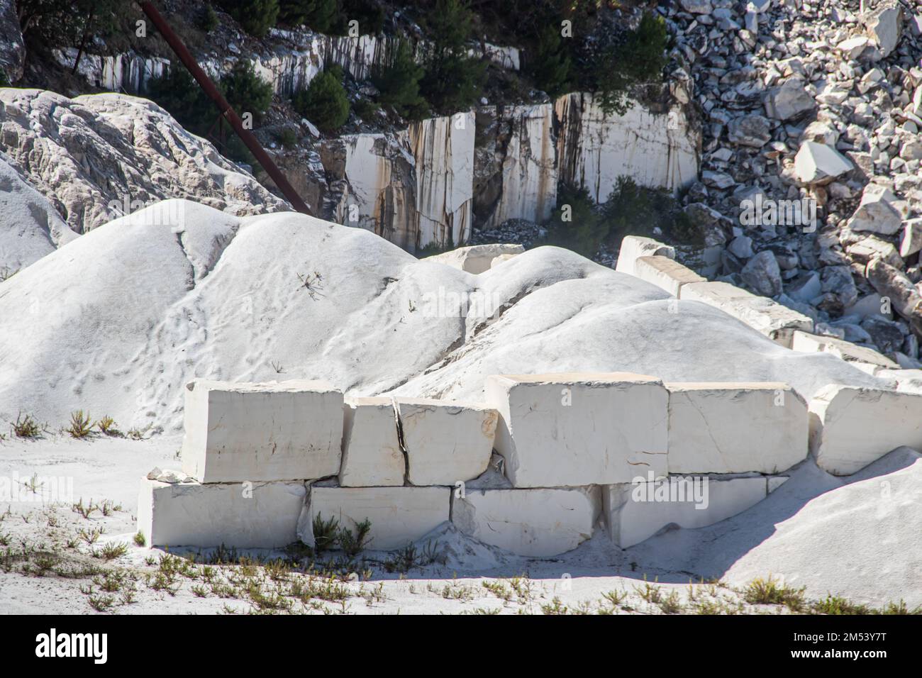 Pierre de marbre blanc en blocs, juste excavé de la mine avec des machines lourdes, prêt pour le traitement ultérieur jusqu'au produit final. Chaque bloc de pierre est de 5T. Banque D'Images