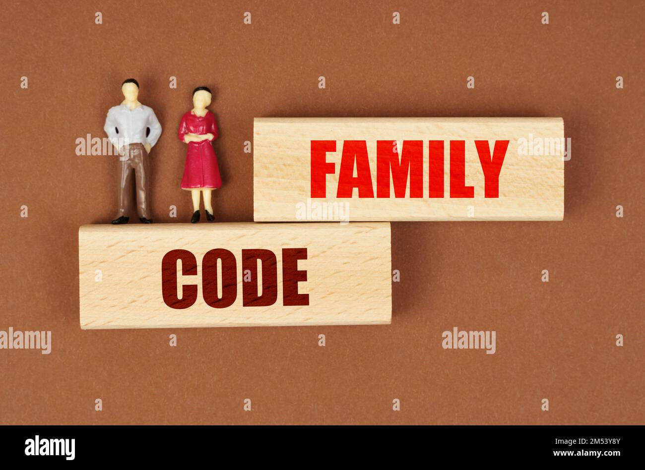 Concept d'entreprise et de personnes. Sur les blocs de bois avec l'inscription - Code de famille, il y a des figures miniatures de personnes. Banque D'Images