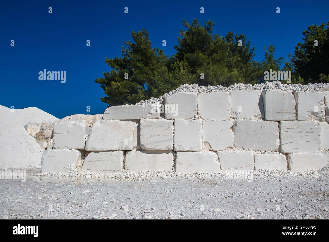 Pierre de marbre blanc en blocs, juste excavé de la mine avec des machines lourdes, prêt pour le traitement ultérieur jusqu'au produit final. Chaque bloc de pierre est de 5T. Banque D'Images