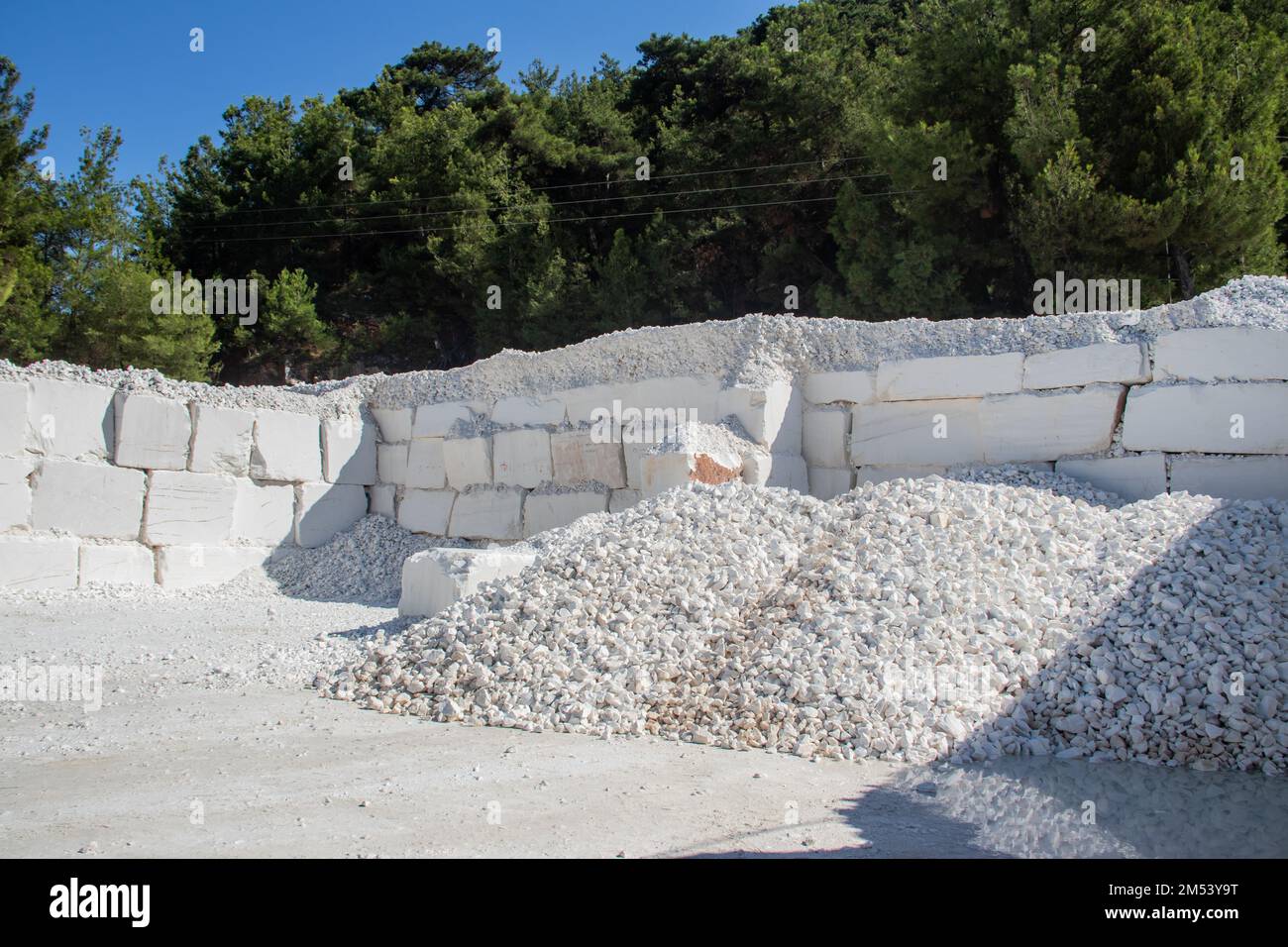 Pierre de marbre blanc en blocs, juste excavé de la mine avec des machines lourdes, prêt pour le traitement ultérieur jusqu'au produit final. Chaque bloc de pierre est de 5T. Banque D'Images