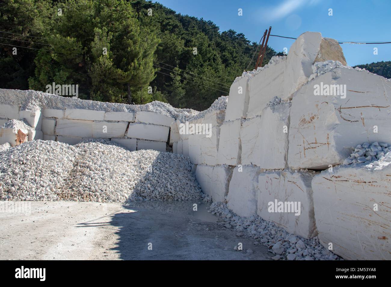 Pierre de marbre blanc en blocs, juste excavé de la mine avec des machines lourdes, prêt pour le traitement ultérieur jusqu'au produit final. Chaque bloc de pierre est de 5T. Banque D'Images