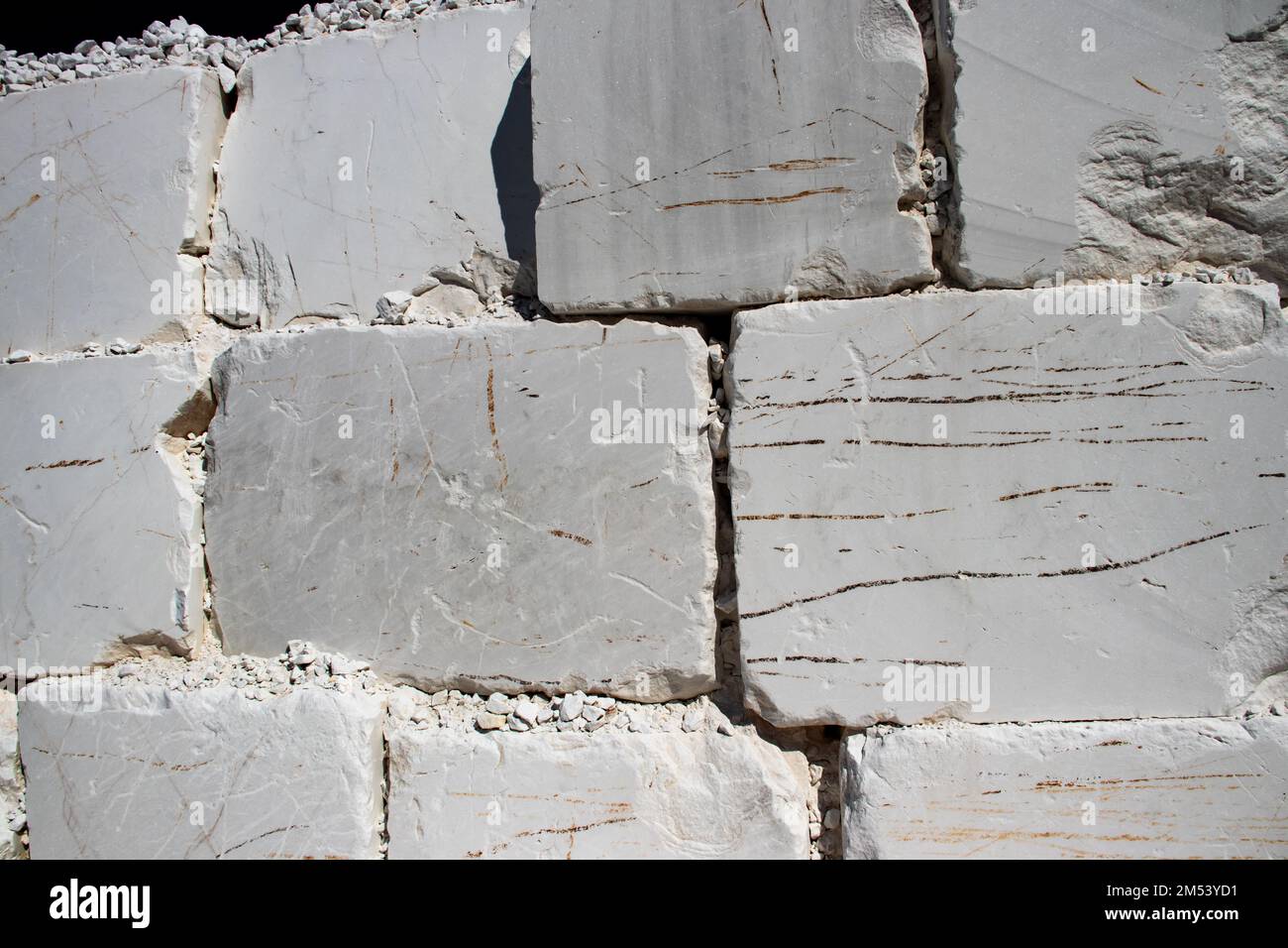 Pierre de marbre blanc en blocs, juste excavé de la mine avec des machines lourdes, prêt pour le traitement ultérieur jusqu'au produit final. Chaque bloc de pierre est de 5T. Banque D'Images