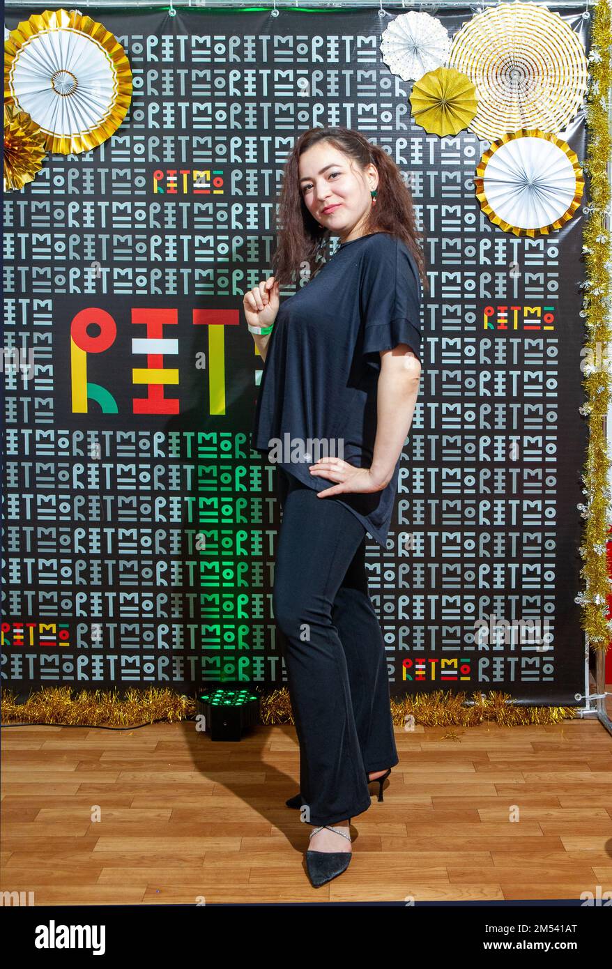 04-21-2022 Moscou Russie. Souriante jeune femme en tenue vlamée à la fête du club de danse à Moscou (dans la capitale de l'état fasciste Russie) Banque D'Images