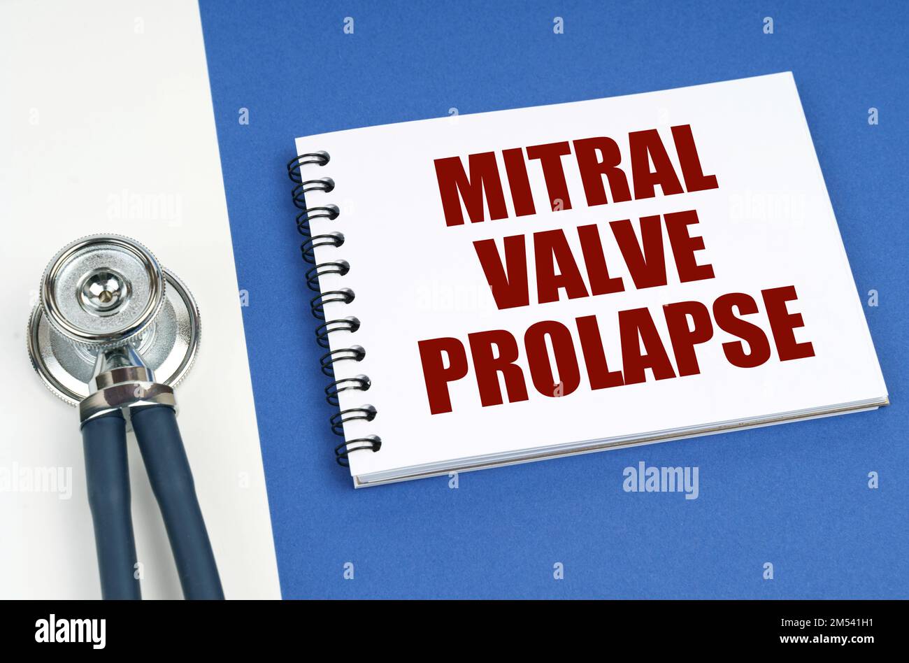 Concept médical. Sur une surface bleu-blanc se trouve un stéthoscope et un bloc-notes avec l'inscription - valve mitrale prolapsus Banque D'Images