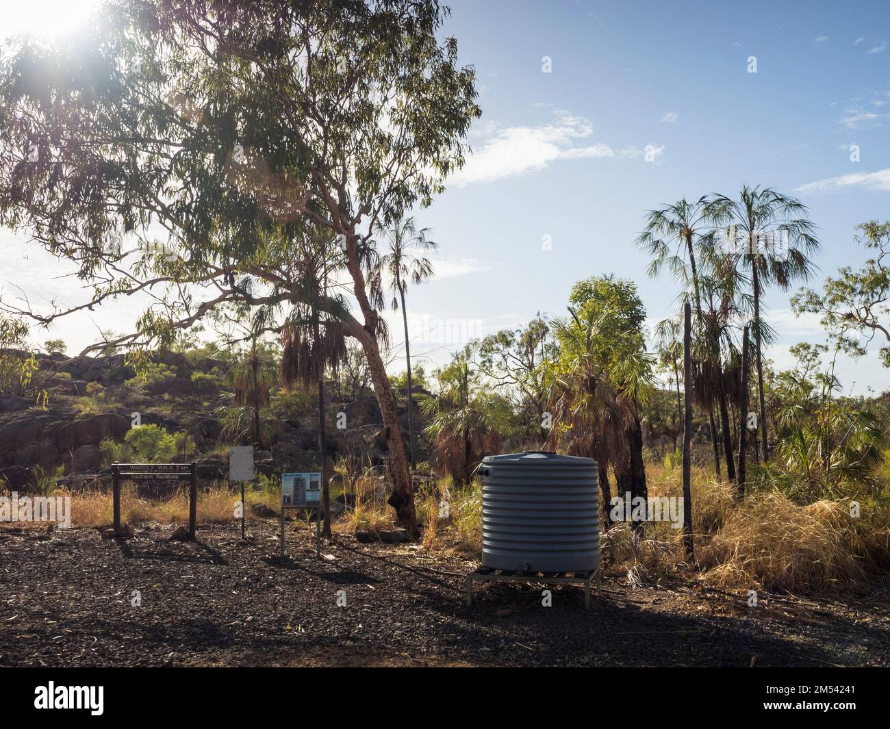 Jonction de piste et réservoir d'eau, promenades du Sud, Katherine gorge, parc national de Nitmiluk, territoire du Nord, Australie Banque D'Images