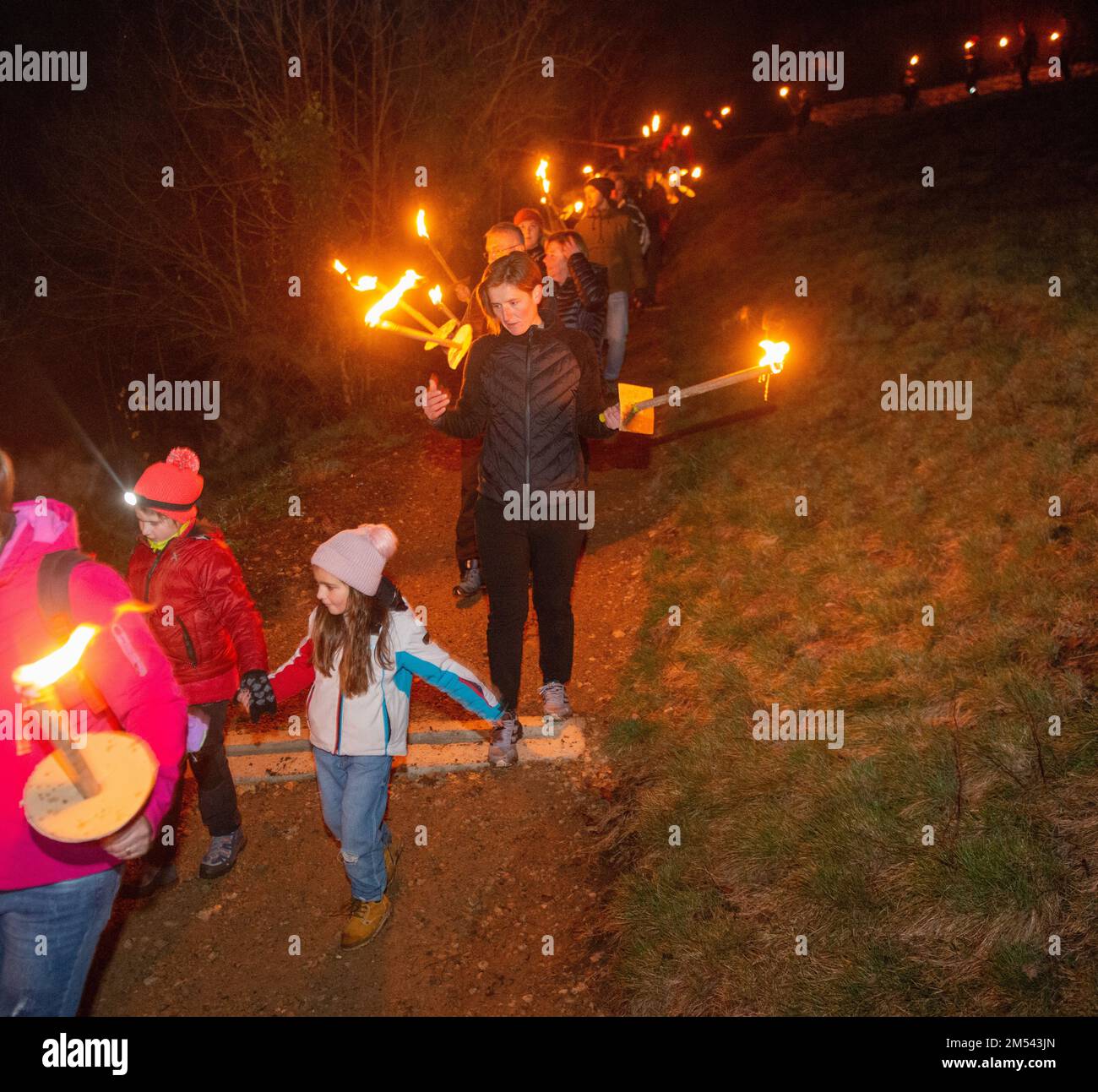 Serina Italie 24 décembre 2022: Personnes avec des torches marchant vers la cabane pour célébrer le jour de noël Banque D'Images